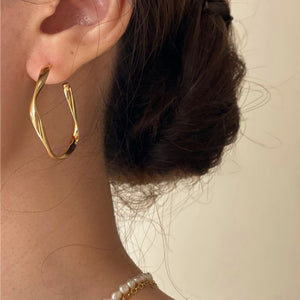 boucle - d'oreille - dorée - femme - créole